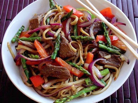 Thermomix Noodles with chicken, asparagus and peppers